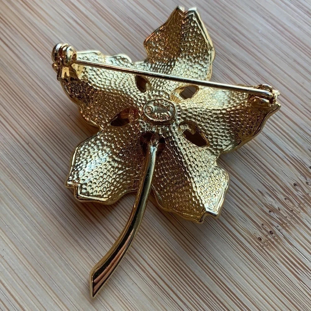 New View || Gold Toned Floral Pin Brooch